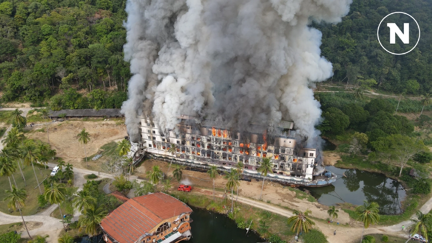ระทึก ไฟไหม้โรงแรมเรือชื่อดังบนเกาะช้าง เสียหายทั้งหลัง (มีคลิป)