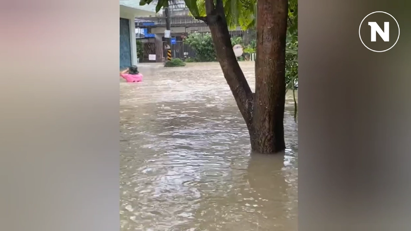 ชาวบ้านถึงกับผวา จู่ๆ ร่างผู้เสียชีวิตปริศนา ลอยโผล่น้ำท่วมกลางเมืองคอน