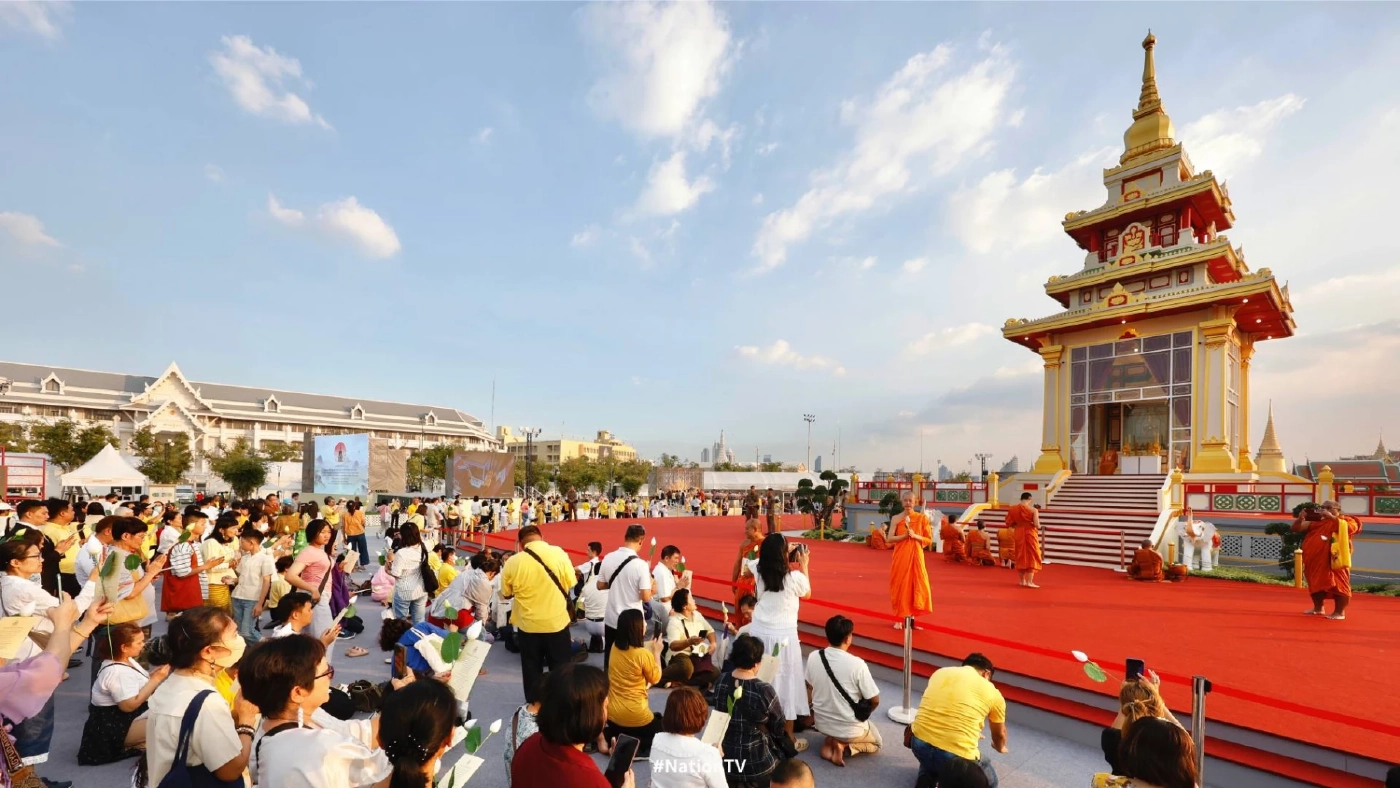 ประชาชนหลั่งไหลสักการะ "พระเขี้ยวแก้ว" วันแรก ณ ท้องสนามหลวง