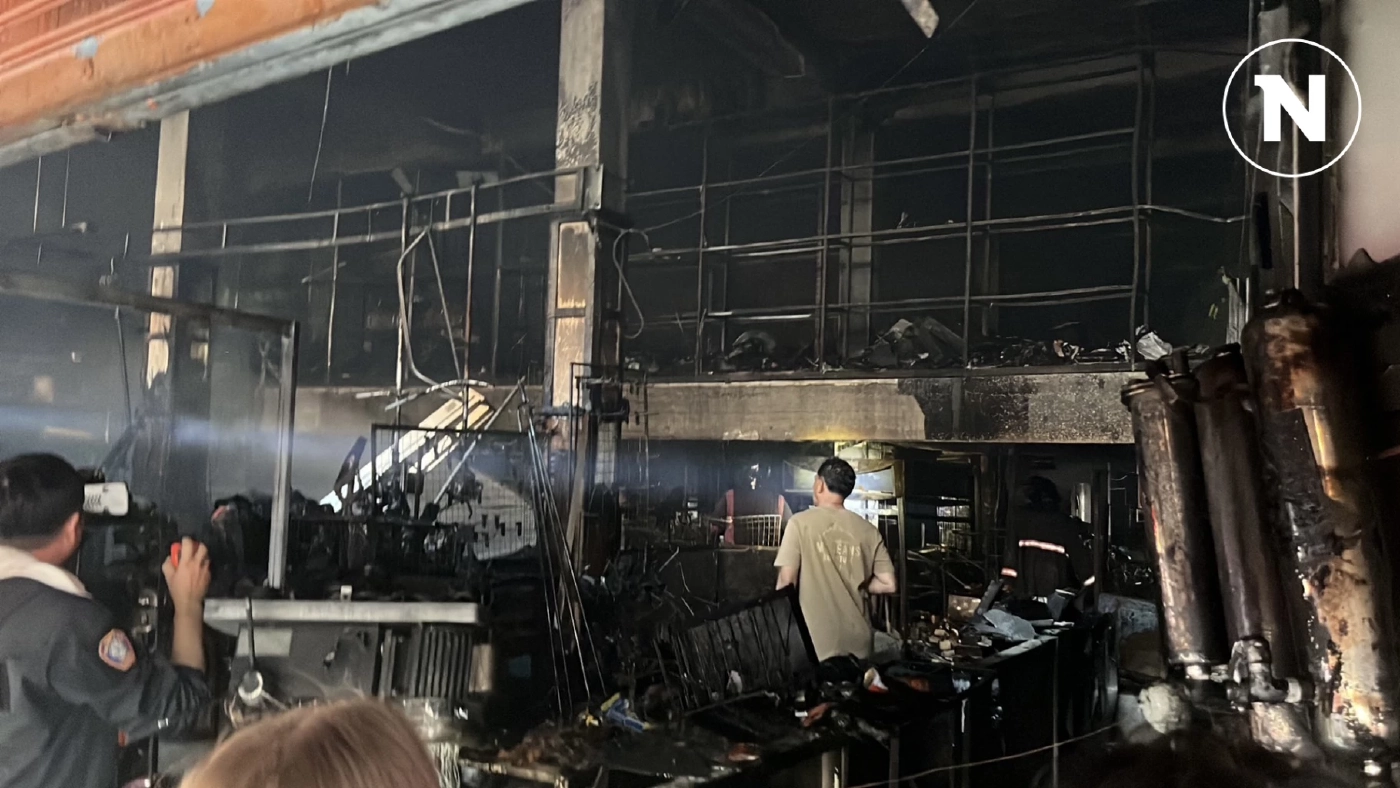 สลด! ไฟไหม้บ้าน สจ.ดังสุพรรณบุรี 4 ชีวิตในบ้านดับสลดคากองเพลิง สลด! ไฟไหม้บ้าน สจ.ดังสุพรรณบุรี 4 ชีวิตในบ้านดับสลดคากองเพลิง