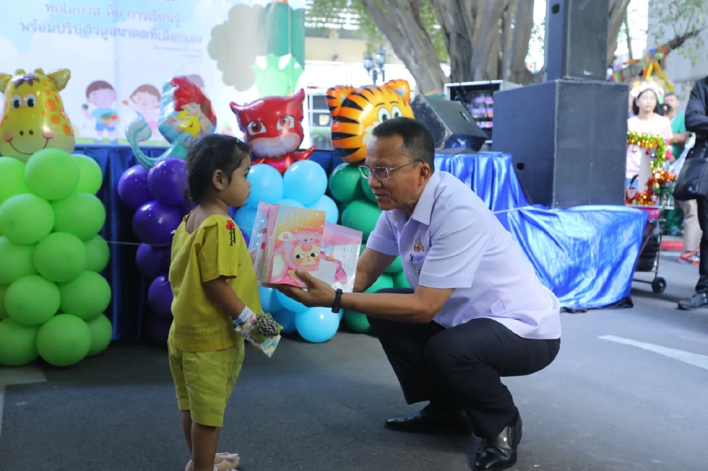 “สมศักดิ์” มอบของขวัญ จัดงานวันเด็กให้เด็กที่ป่วย ย้ำให้ความสำคัญกับเด็ก
