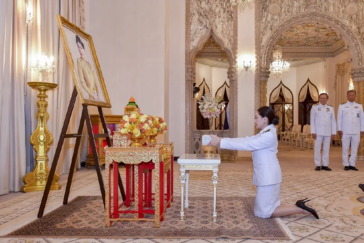 "นายกฯ"  รับพระราชทานบัตรอำนวยพร และแจกันดอกไม้ เนื่องในโอกาสวันขึ้นปีใหม่