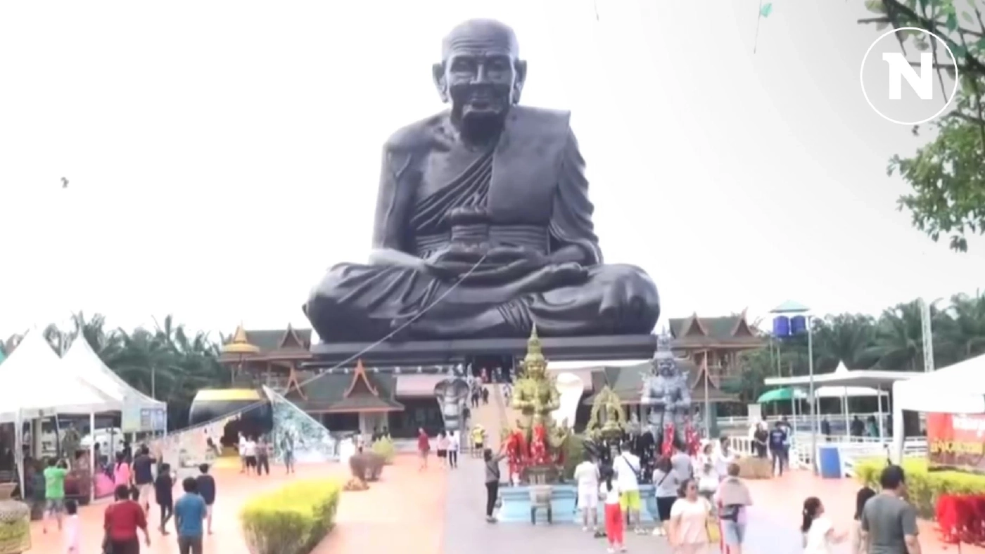 นทท.เข้าทำบุญ สักการะขอพร "หลวงปู่ทวด" องค์ใหญ่ เสริมสิริมงคลต้อนรับปี 2568