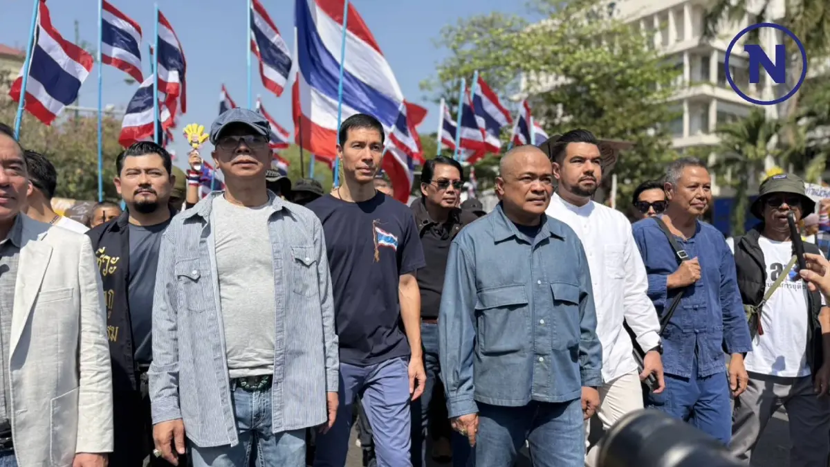 "กลุ่มต้านทักษิณ" บุกทำเนียบฯ ยื่นหนังสือนายกฯ​ จี้เทวดาชั้น​ 14 ​ เข้าคุก​