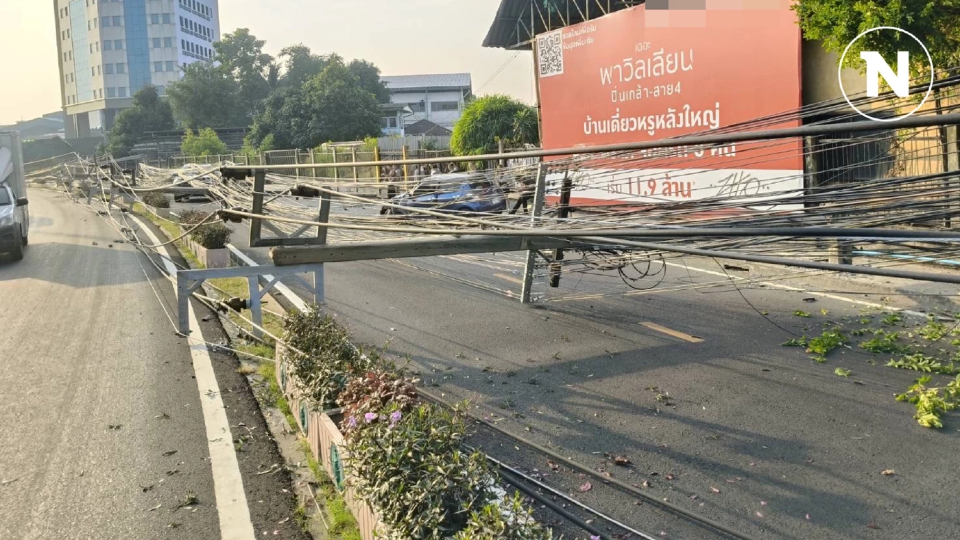 งานนี้กี่บาท? เก๋งซิ่งชนเสาไฟฟ้ากลางกรุงล้มเป็นโดมิโน่ ทำไฟดับทั้งบาง