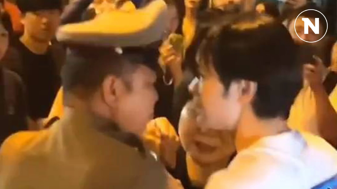 แชร์สนั่น ต่างชาติกร่างใส่ตำรวจ หลังถูกห้ามปล่อยโคมลอย