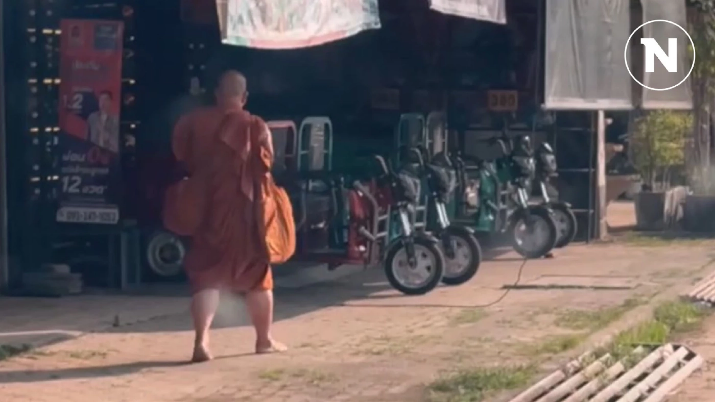 ชาวบ้านสงสัย พระจริง หรือ พระปลอม เดินเรี่ยไรเงินตามร้านค้า ชาวบ้านสงสัย พระจริง หรือ พระปลอม เดินเรี่ยไรเงินตามร้านค้า