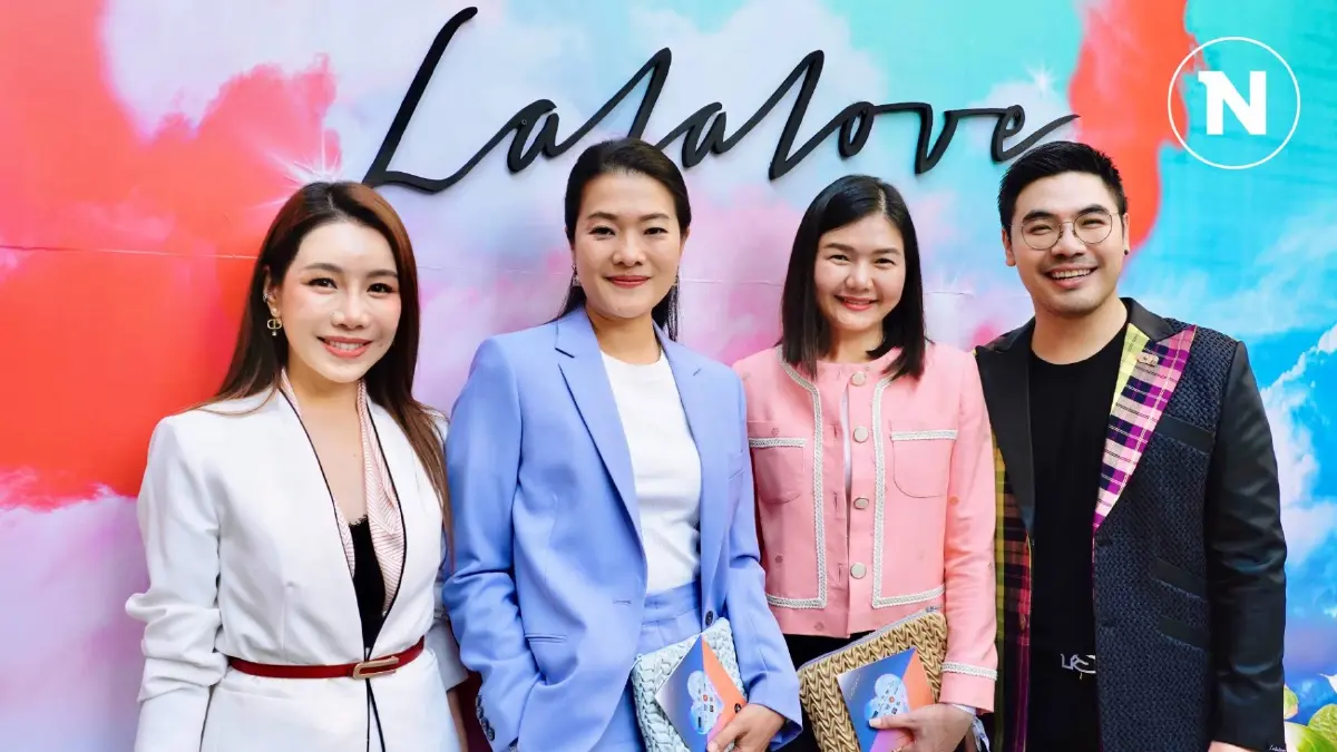 "จิราพร-ธีรรัตน์" นำ สก.เพื่อไทย ร่วมชมแฟชั่นโชว์ LalaLove ส่งเสริม Soft Power "จิราพร-ธีรรัตน์" นำ สก.เพื่อไทย ร่วมชมแฟชั่นโชว์ LalaLove ส่งเสริม Soft Power