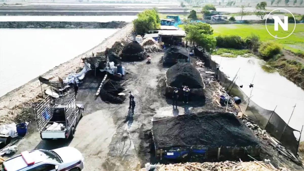 บุกจับ "โรงงานเผาถ่านเถื่อน" ในจ.สุพรรณ สร้างฝุ่นPM 2.5 (มีคลิป) บุกจับ "โรงงานเผาถ่านเถื่อน" ในจ.สุพรรณ สร้างฝุ่นPM 2.5 (มีคลิป)