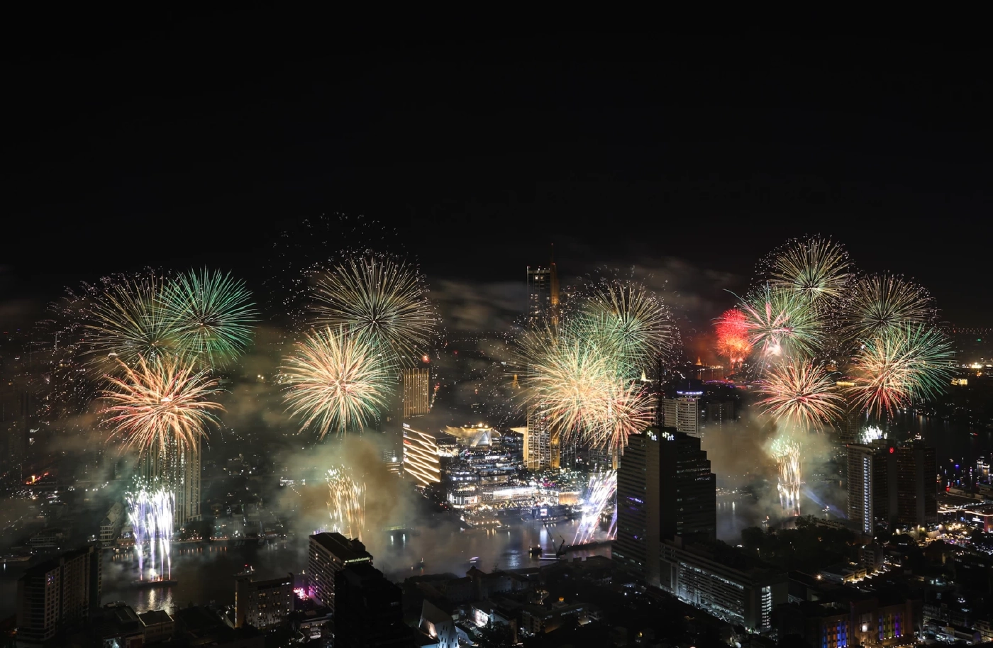 "ไอคอนสยาม" เคาท์ดาวน์ 2025 จุดพลุสะกดโลก “ลิซ่า” สวยสะกดสายตา