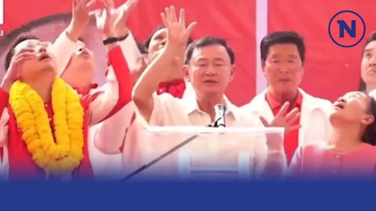 ผงะ สาวใหญ่  ขว้างถุงขยะ ข้ามหัว "ทักษิณ" ปราศรัยช่วยหาเสียง "อบจ.มหาสารคาม"