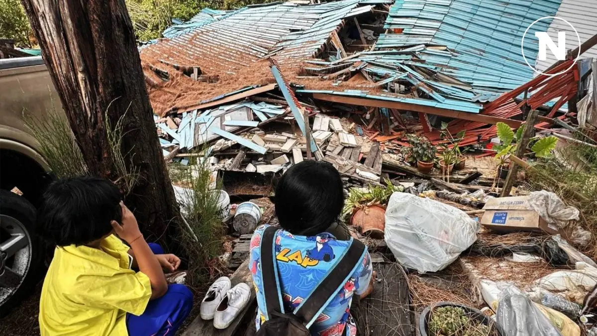 ระทึก! บ้านถล่ม โชคดีคนในบ้านรอดหวุดหวิด ฝนถล่มดินทรุด (มีคลิป) ระทึก! บ้านถล่ม โชคดีคนในบ้านรอดหวุดหวิด ฝนถล่มดินทรุด (มีคลิป)