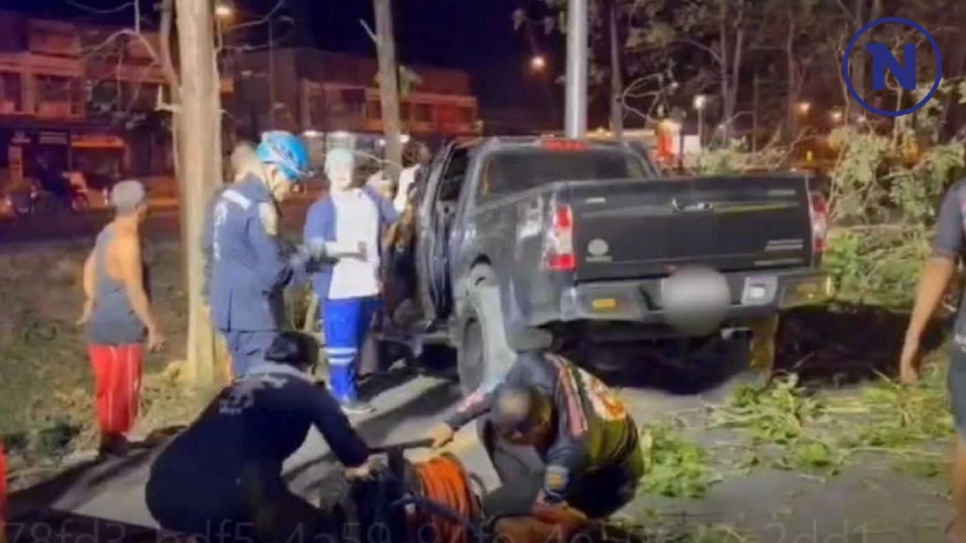 สลด! หนุ่มเทศบาล ขับปิกอัพพุ่งชนต้นไม้กลางดึก อัดก็อบปี้คาซาก ตร.คาดสาเหตุ