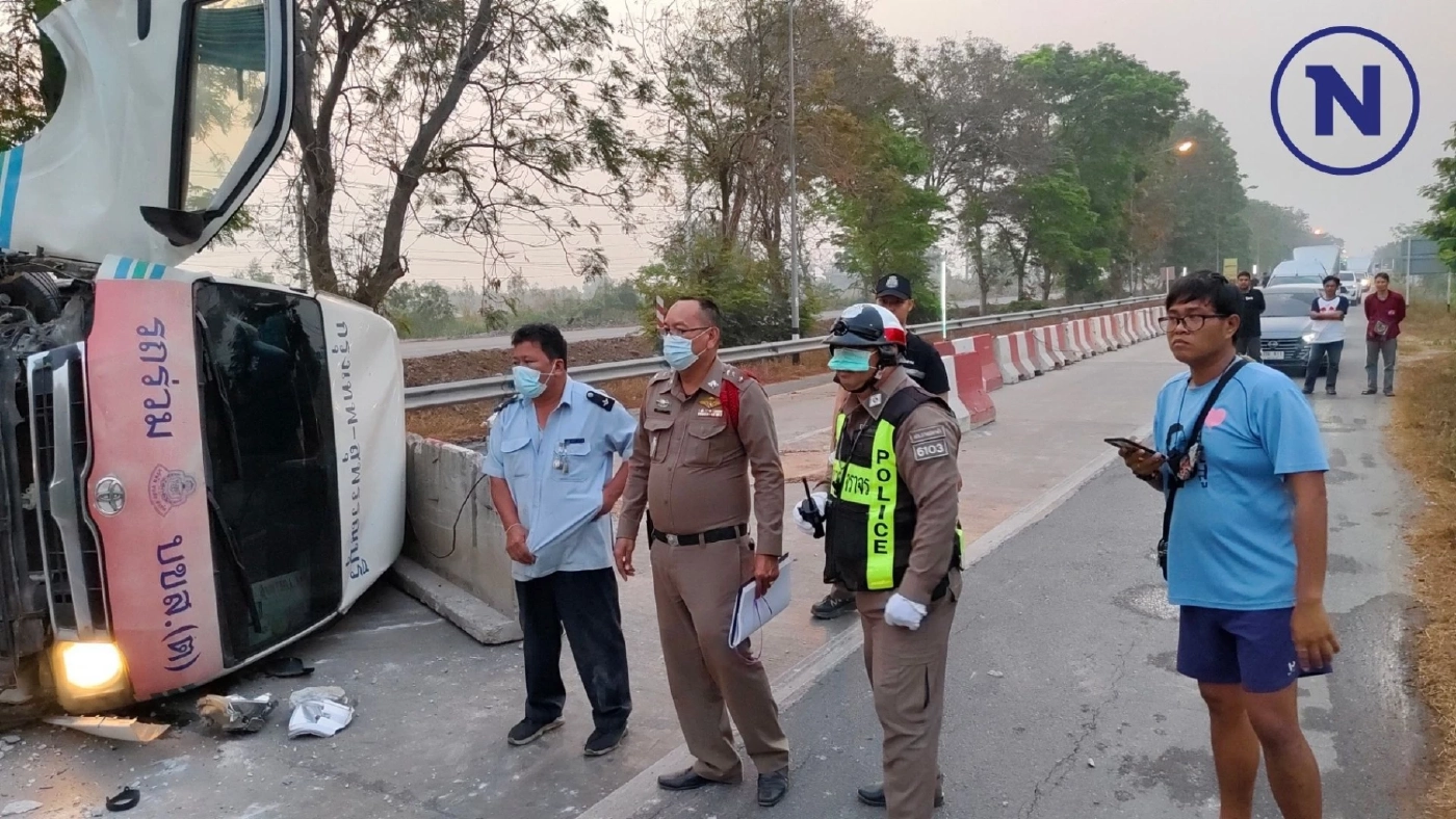 ระทึก! รถพุ่งชนแท่งแบริเออร์ 4 คันรวด รถตู้คว่ำเจ็บยกคัน คนขับเผยสาเหตุ