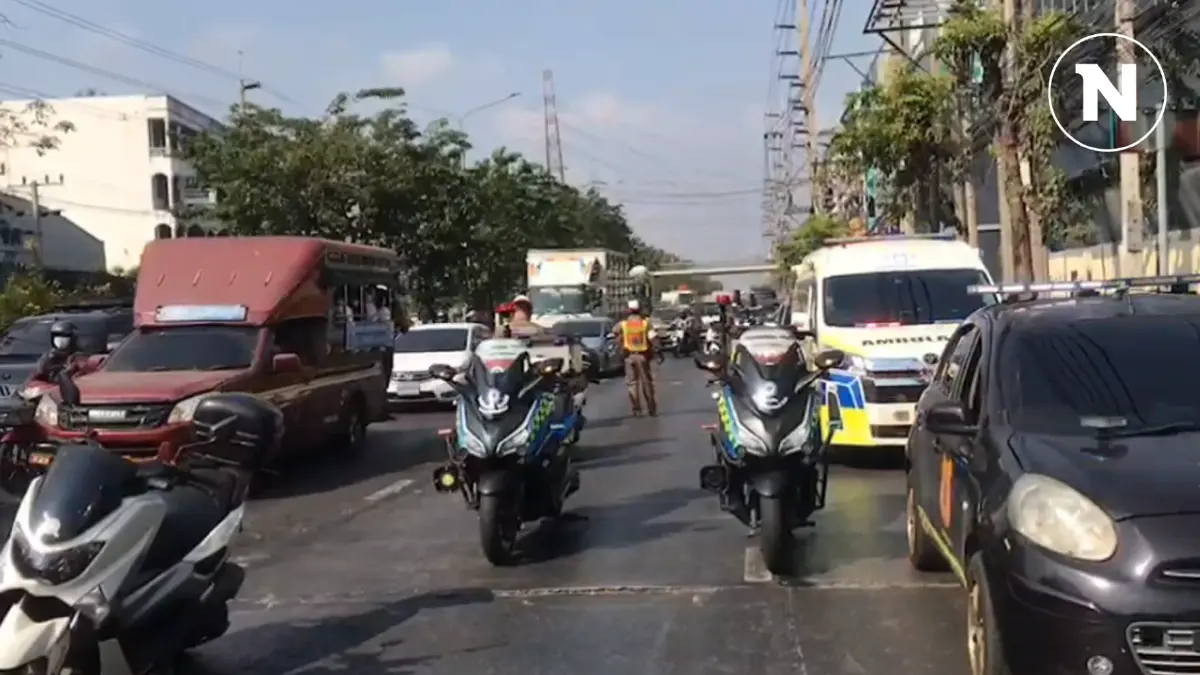 สลด! "ตำรวจ" ถูกสิบล้อทับดับกลางกรุง ขี่ จยย.แซงรถ EV เลนซ้ายแล้วล้ม