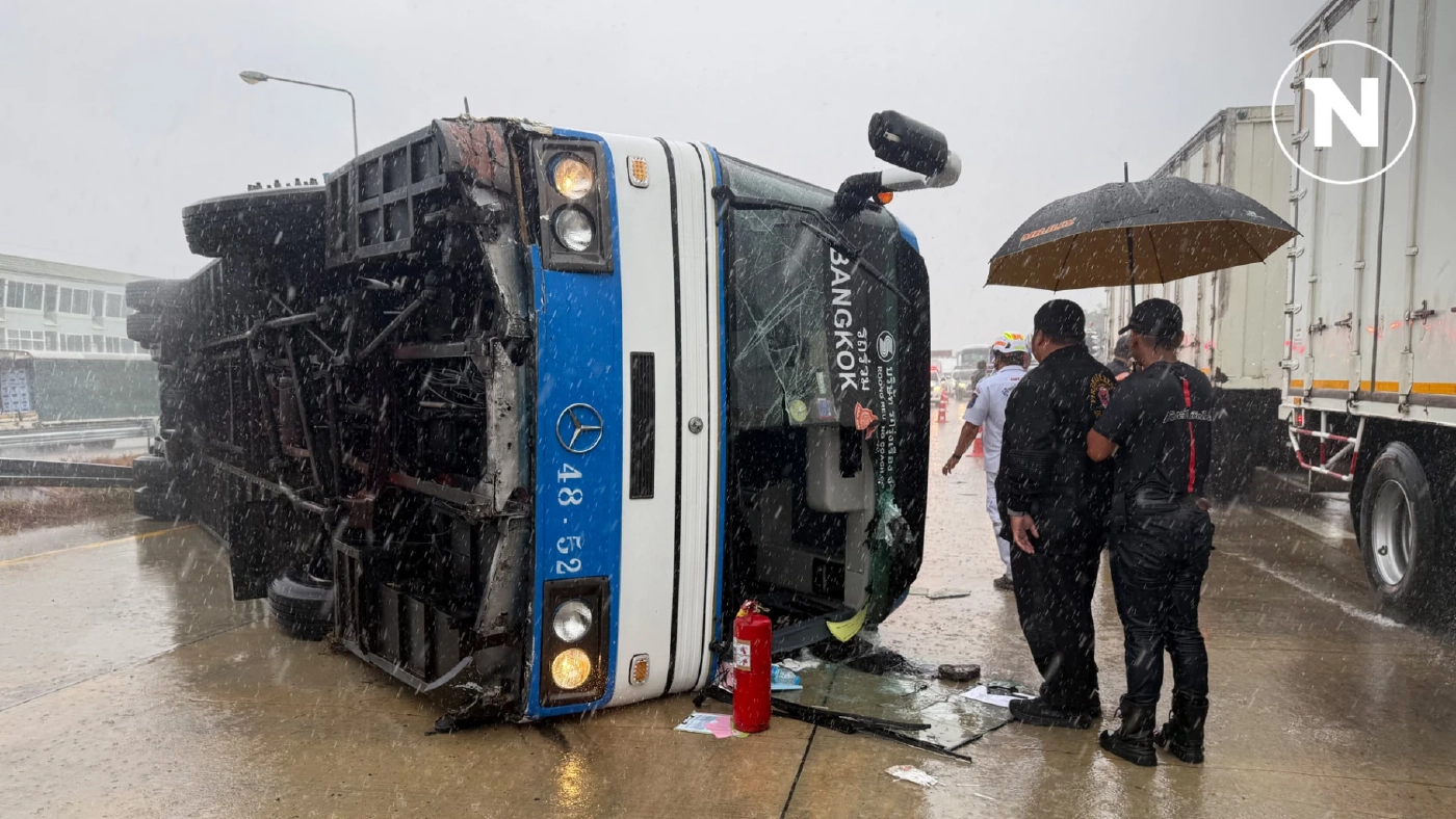 ฝนตกหนักถนนลื่น รถบัสหักหลบเก๋ง เสียหลักพลิกคว่ำบาดเจ็บระนาว