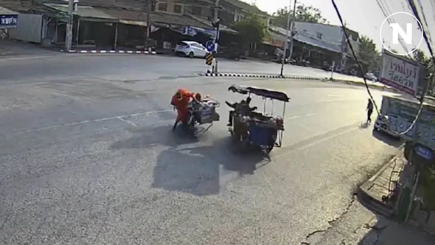 อย่างกับในหนัง! "หลวงพี่" ซิ่งจีวรบิน พุ่งชนสามล้อพ่วงโยม สลบเหมือดทั้งคู่