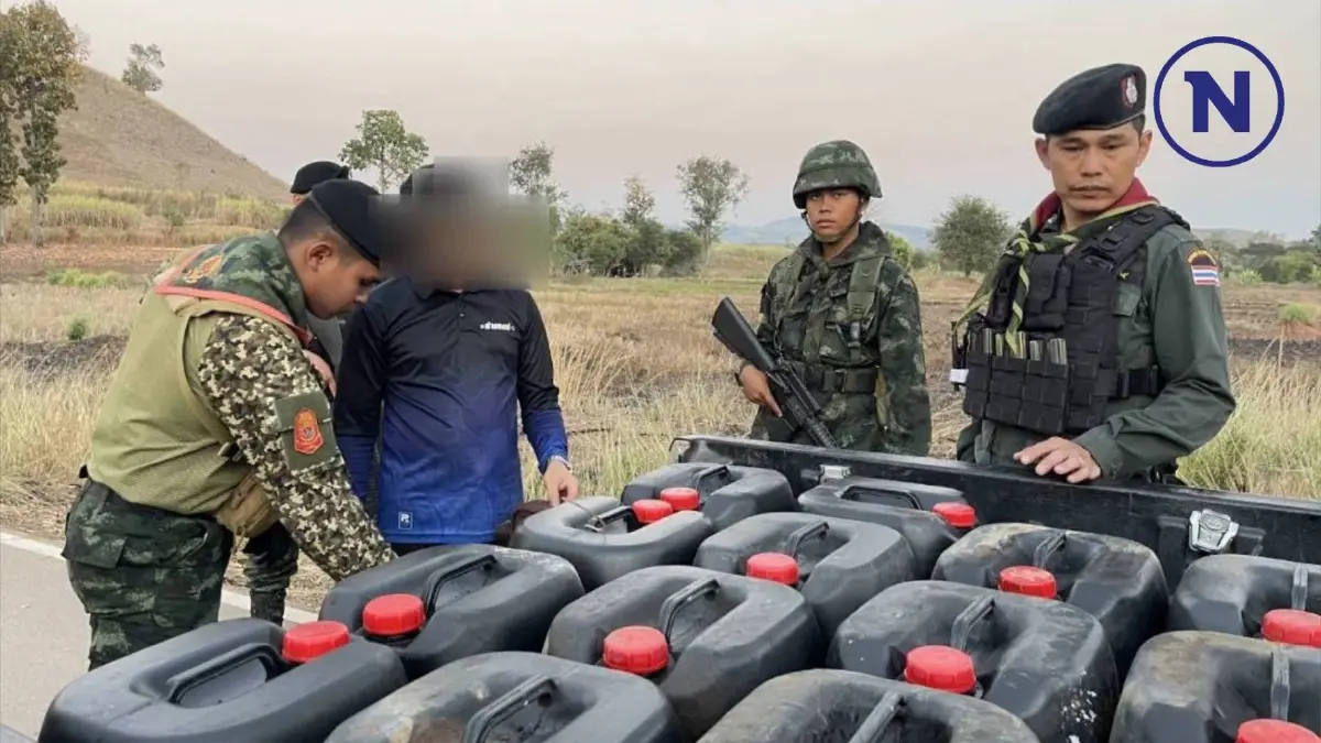 "กกล.นเรศวร" จับ "กองทัพมด"ลักลอบนำน้ำมันดีเซล ข้ามไปขายฝั่งเมียนมา "กกล.นเรศวร" จับ "กองทัพมด"ลักลอบนำน้ำมันดีเซล ข้ามไปขายฝั่งเมียนมา