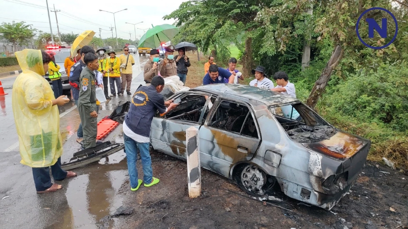 สลด! เก๋งพุ่งชนต้นไม้ข้างทาง ไฟไหม้ท่วมคลอกคนขับ พบบัตร ขรก.ในรถ เผยปมเหตุ