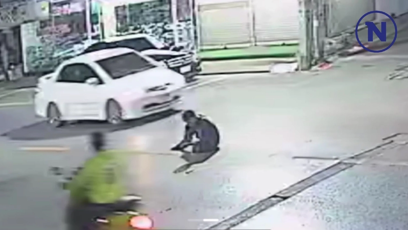 คลิปหวาดเสียว ชายนั่งคุยโทรศัพท์กลางถนน ขณะรถวิ่งขวักไขว่ ตร.เข้าคุมตัว