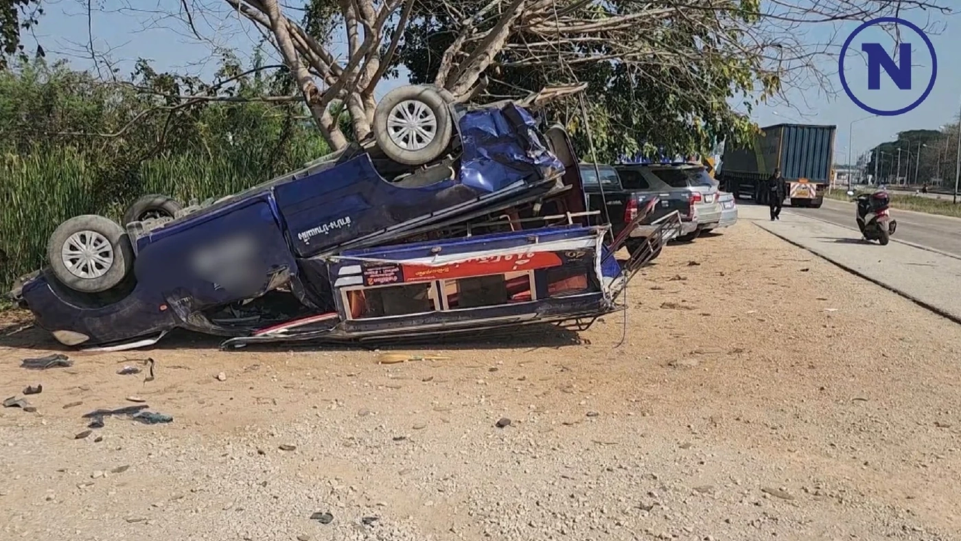 ชนสนั่นหน้า รพ.! รถเทรลเลอร์เสยท้ายรถสองแถวคว่ำ ดับ 1 เจ็บ 8 อ้างเหตุสุดมึน