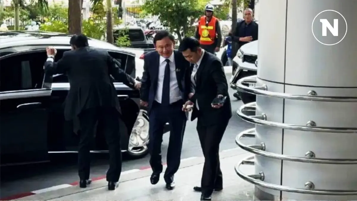 "ทักษิณ" ย่องรายงานตัวศาลอาญาเเต่เช้า หลังกลับจาก "มาเลเซีย" "ทักษิณ" ย่องรายงานตัวศาลอาญาเเต่เช้า หลังกลับจาก "มาเลเซีย"