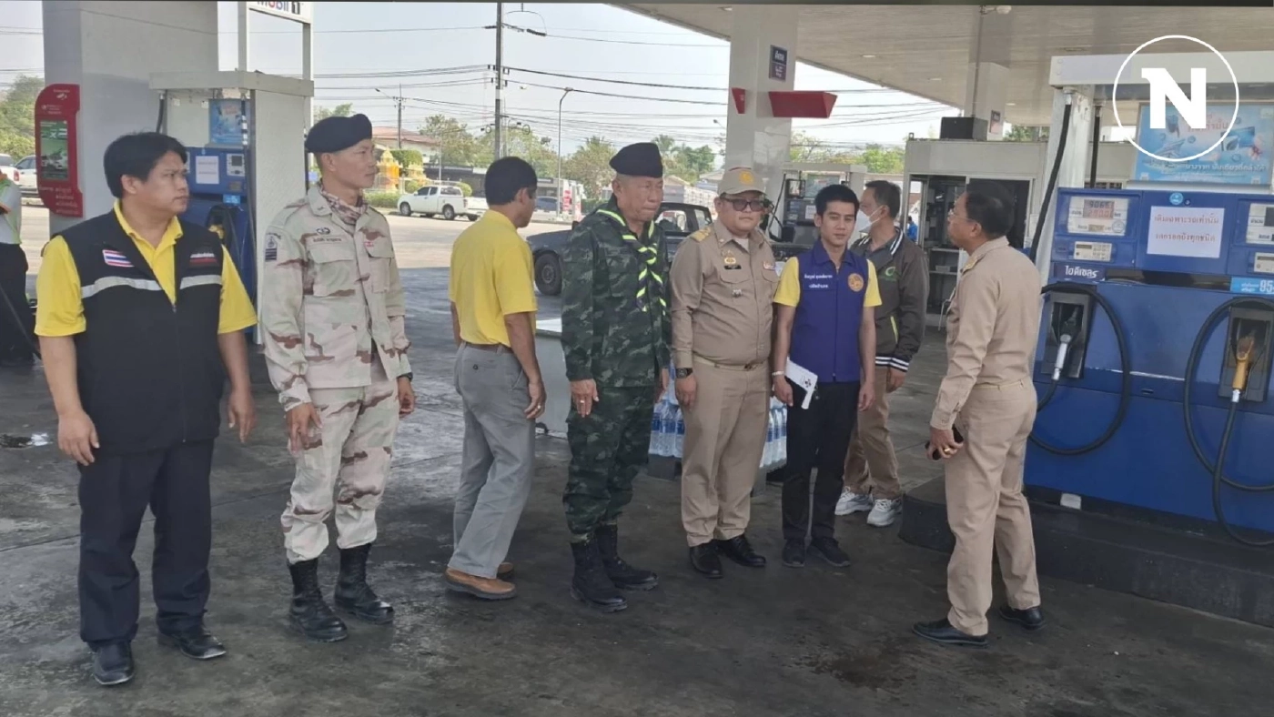 จนท. ลุยตรวจปั๊มชายแดนแม่สอด คุมเข้มคนซื้อน้ำมันกักตุน
