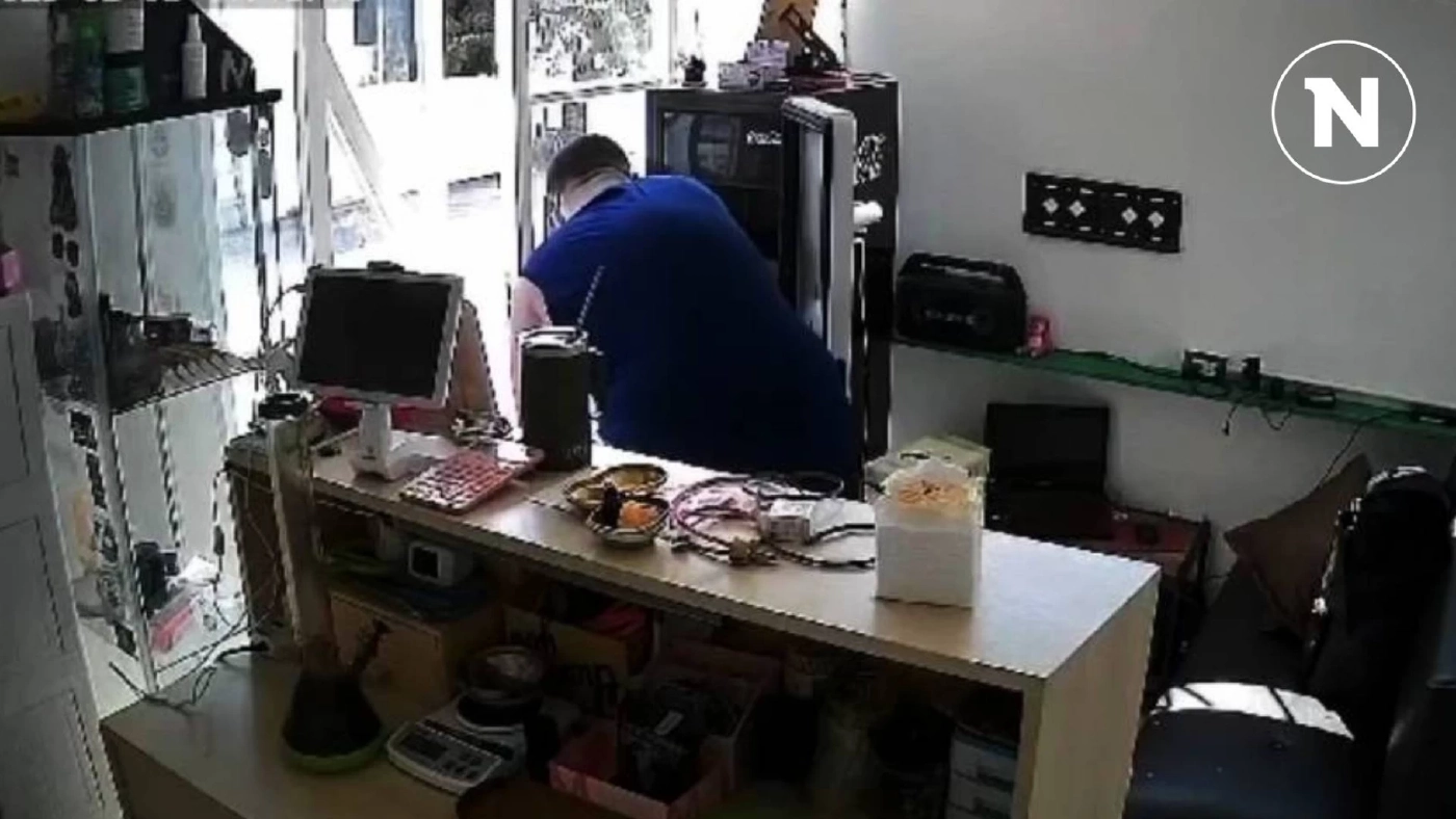 สงสัยของหมด! วงจรปิดจับภาพชาวต่างชาติทุบกระจกร้าน ก่อนขโมยกัญชาไปเพียบ