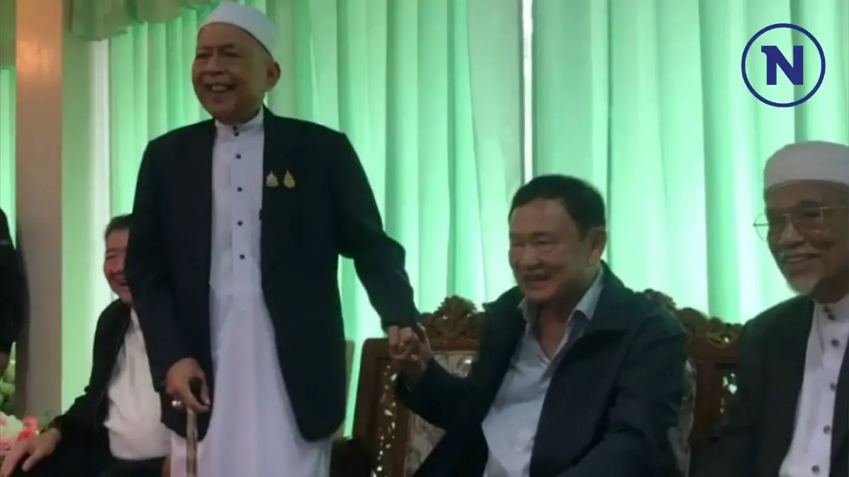 "ทักษิณ" สวมกอดเพื่อนเก่า "ดาโต๊ะนิเดร์ วาบา" ปราชญ์มุสลิมแดนใต้ "ทักษิณ" สวมกอดเพื่อนเก่า "ดาโต๊ะนิเดร์ วาบา" ปราชญ์มุสลิมแดนใต้