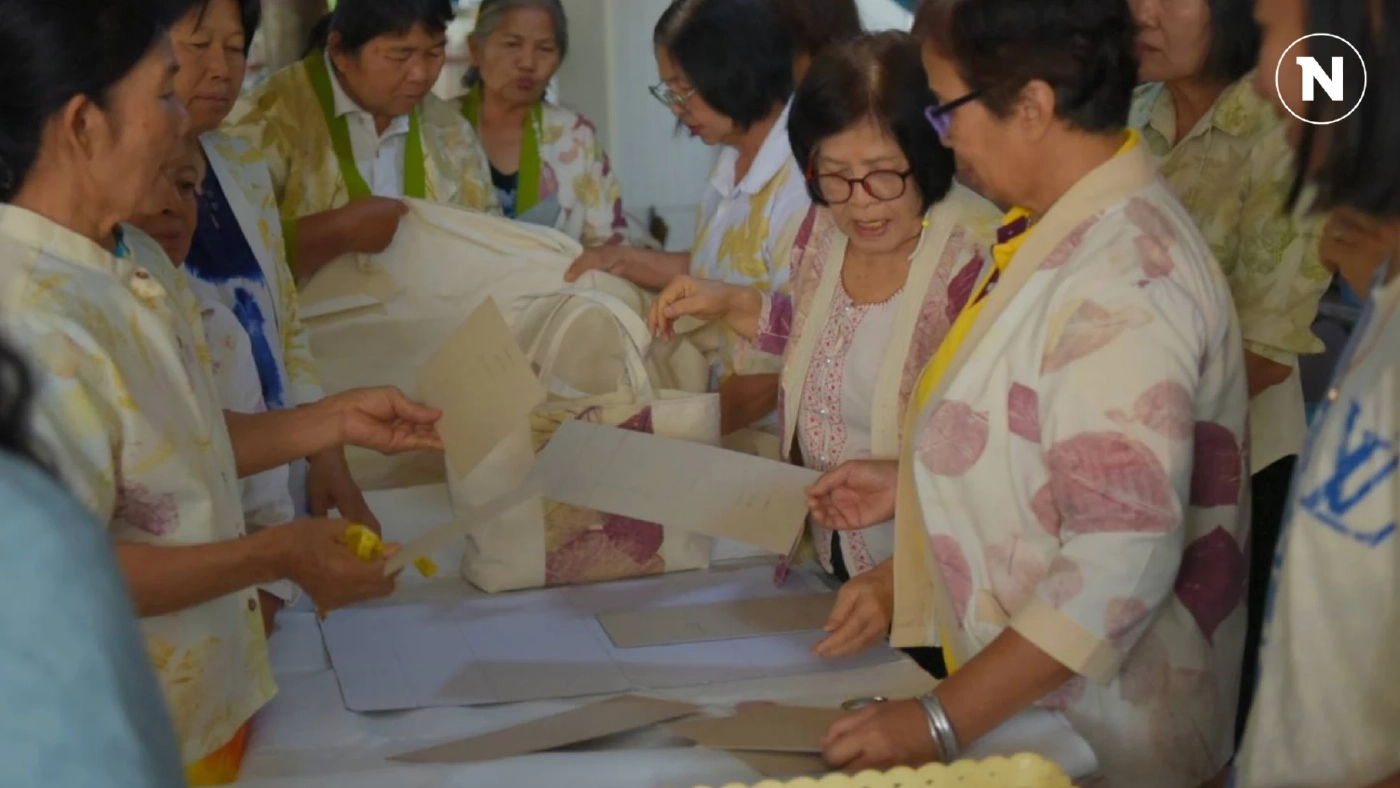 “กลุ่มสูงวัยสมอแข” ต่อยอดผ้าพิมพ์ใบไม้สู่กระเป๋าแฮนด์เมด