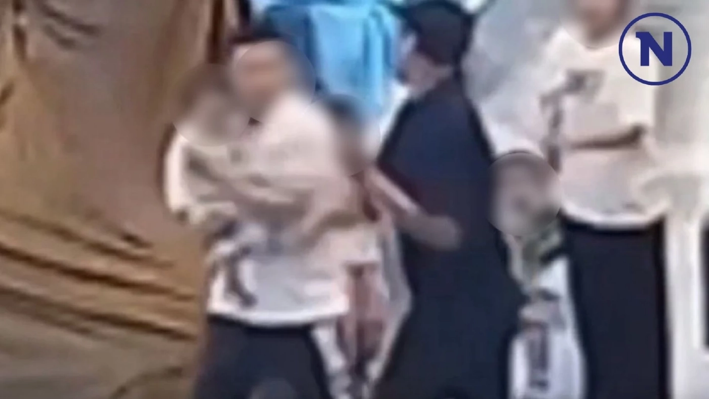 เดือด! พ่อค้าวางมวยลูกค้าในห้างดัง ขณะอุ้มลูกอยู่ เปิดใจแม่ลูก 3 เล่าสาเหตุ เดือด! พ่อค้าวางมวยลูกค้าในห้างดัง ขณะอุ้มลูกอยู่ เปิดใจแม่ลูก 3 เล่าสาเหตุ