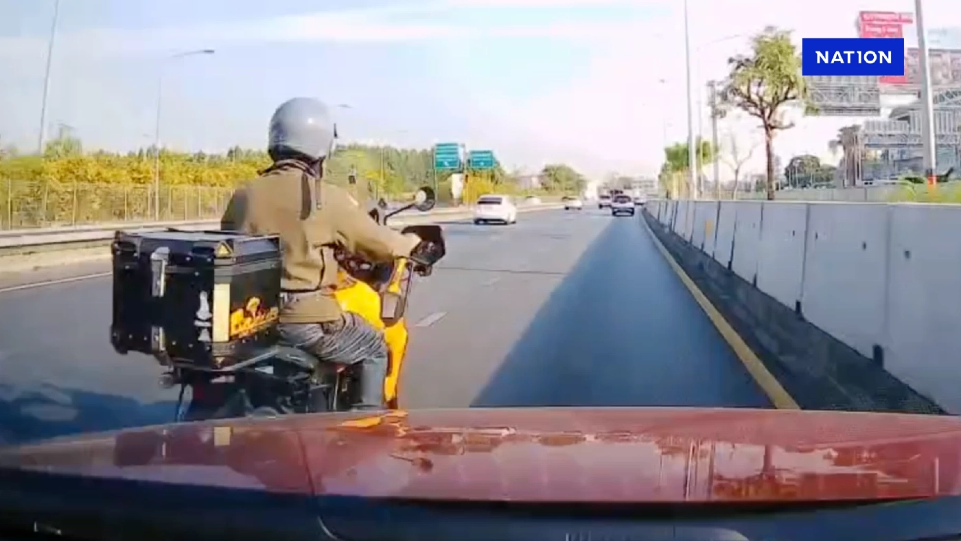 แชร์ว่อน คลิปเก๋งห้าวไล่ชนบิ๊กไบค์ หนุ่มไบค์เกอร์ร้อง สายไหมฯ