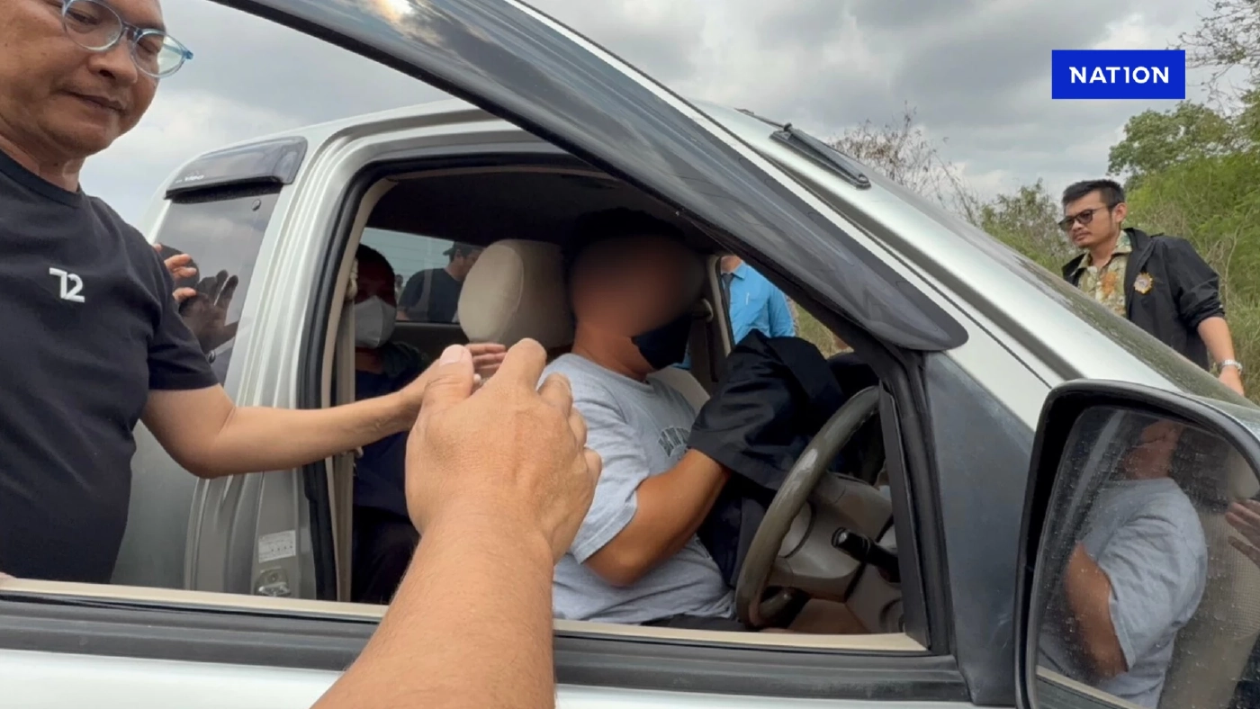 คุมตัวสองแม่ลูก ทำแผนสังหารพ่อเลี้ยงหมกป่ากระถิน ญาติๆแห่ดู คุมตัวสองแม่ลูก ทำแผนสังหารพ่อเลี้ยงหมกป่ากระถิน ญาติๆแห่ดู