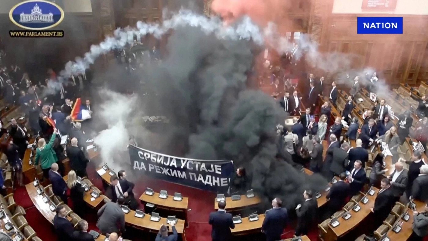 สส.ฝ่ายค้านเซอร์เบียปาระเบิดควัน-แก๊สน้ำตาในรัฐสภา