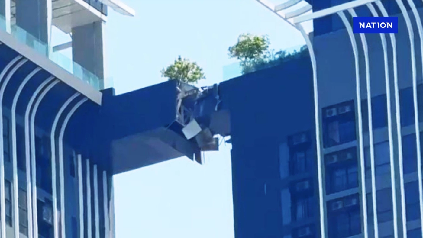 ทางเชื่อมอาคารหรู ย่านสุขุมวิท 24 พังถล่มลงมา หลังแผ่นดินไหว