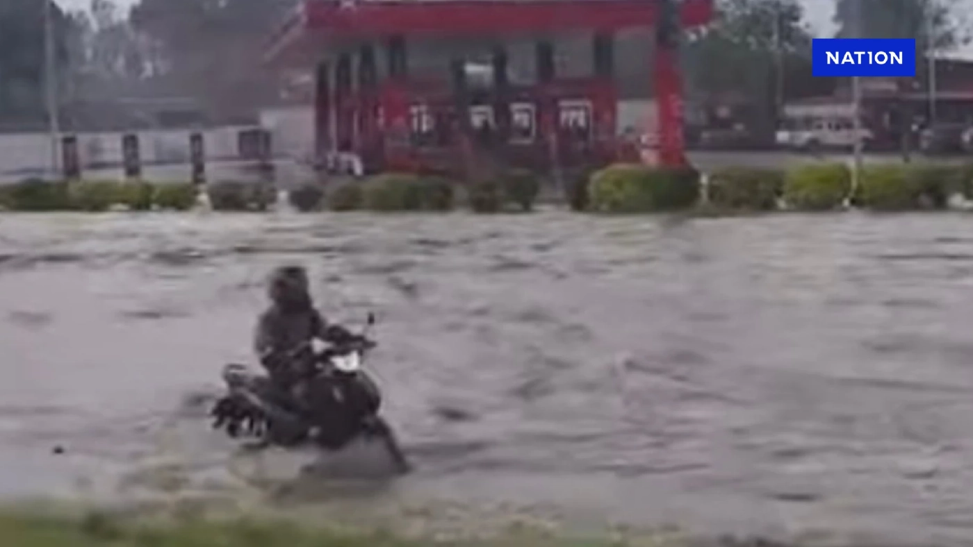 ด่วน! “ศรีราชา” ฝนถล่ม พักเดียวถนนหลายสายจมบาดาล ลึกสุดเป็นเมตร