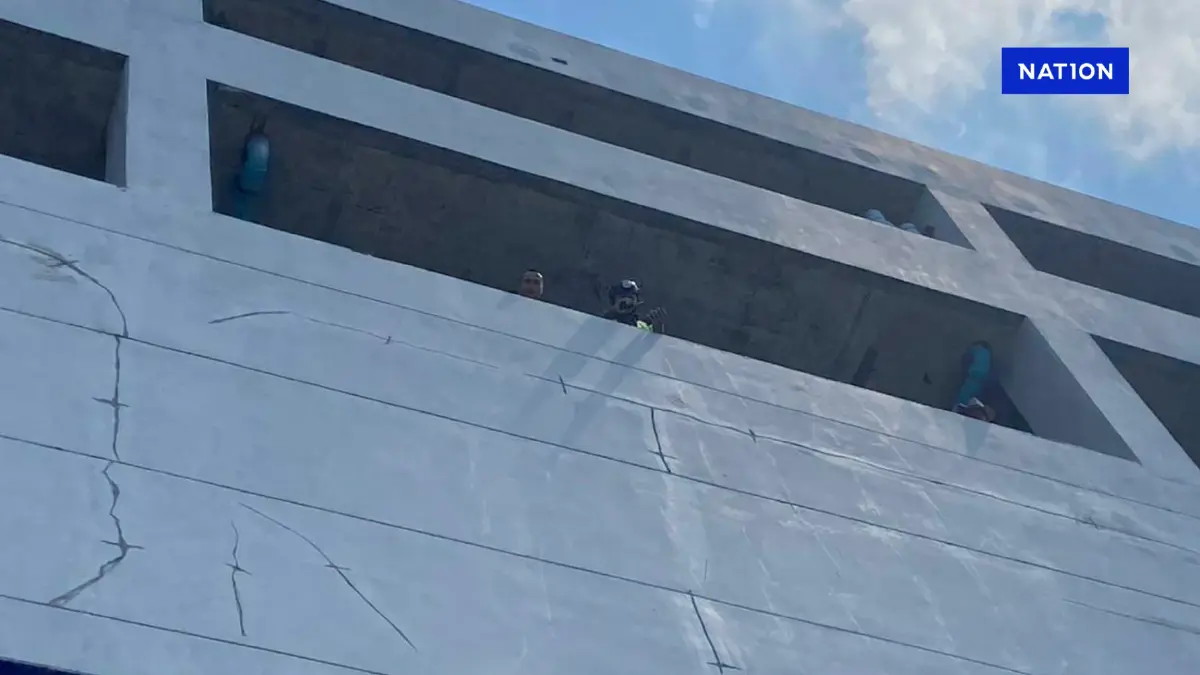 ระทึก! ชายใส่เสื้อเชิ้ตสีขาว ดิ่งตึกห้างย่านสวนจตุจักร