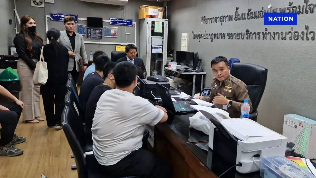 "4 คนจีน" แอบหอบเอกสารหนี ตึกถล่ม พบ ตร.บางซื่อ รับทราบข้อกล่าวหา "4 คนจีน" แอบหอบเอกสารหนี ตึกถล่ม พบ ตร.บางซื่อ รับทราบข้อกล่าวหา