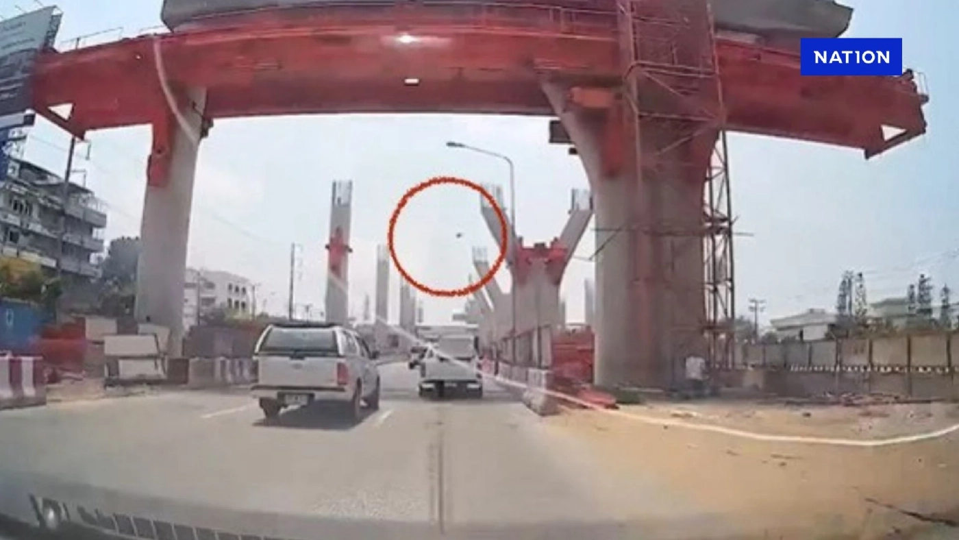 ผวาอีก! เพจดังโพสต์คลิป วัตถุตกจากจุดก่อสร้าง พระราม 2