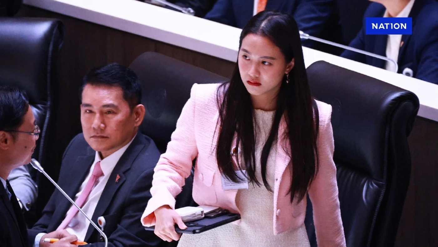 “ไอซ์ รักชนก” งอนถูกปิดไมค์ เก็บของวอล์คเอาท์เดินออกจากสภา