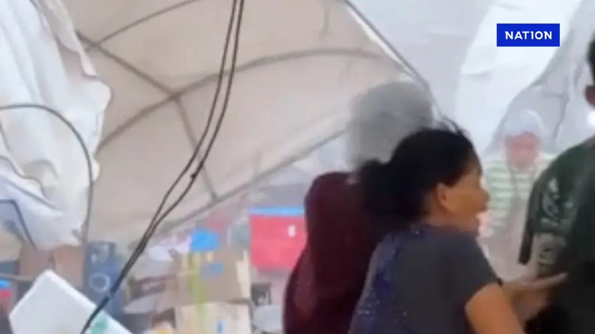 “พายุ” ถล่มขอนแก่น แรงสุดรอบ 60 ปี พ่อค้าแม่ค้าต้องวิ่งหนีตาย