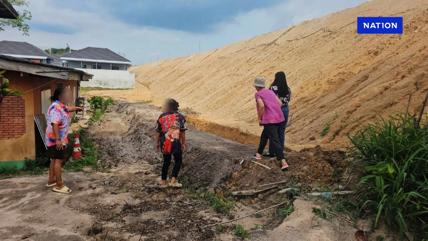 ชาวบ้านร้อง! นายทุนถมที่ดินสูงกว่าหลังคาบ้านประชาชน
