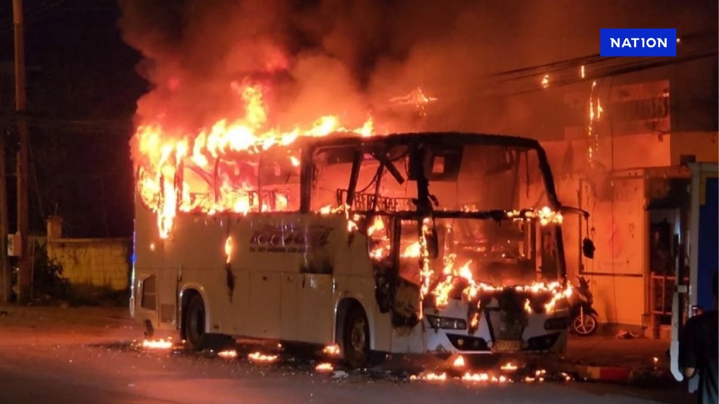 โชเฟอร์รถบัสจอดติดเครื่อง 5 นาที กลับมาไฟไหม้รถวอดทั้งคัน