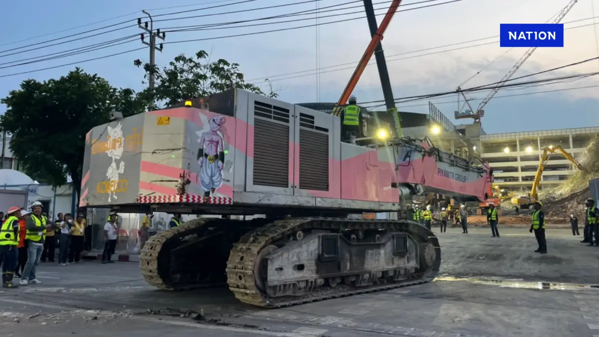 ถึงแล้ว "จอมมารบู" แบคโฮใหญ่สุดในไทย เตรียมรื้อซากตึก สตง. คืนนี้