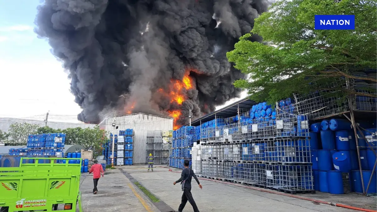 ไฟไหม้โกดังเก็บถังพลาสติก พนมสารคามวอด ยังคุมเพลิงไม่ได้ ไฟไหม้โกดังเก็บถังพลาสติก พนมสารคามวอด ยังคุมเพลิงไม่ได้