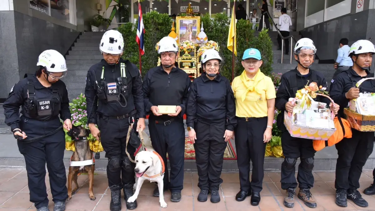 ในหลวง-พระราชินี โปรดเกล้าฯ มอบเงิน สิ่งของบำรุงขวัญกำลังใจทีมสุนัขค้นหา K9 และกู้ภัย ในหลวง-พระราชินี โปรดเกล้าฯ มอบเงิน สิ่งของบำรุงขวัญกำลังใจทีมสุนัขค้นหา K9 และกู้ภัย