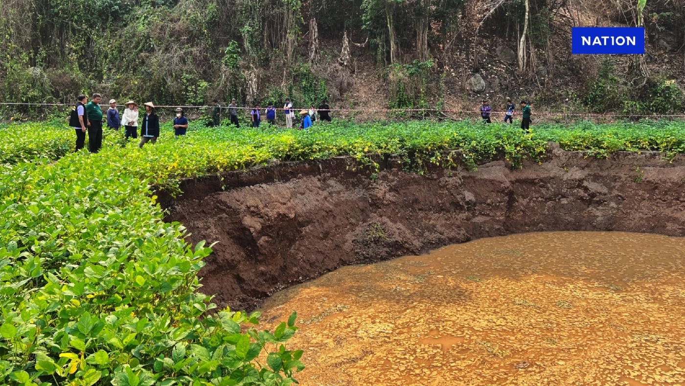 ผู้ว่าฯ แม่ฮ่องสอน ตรวจ "หลุมยุบ" บนรอยเลื่อน พบทรุด-ขยายเพิ่ม ผู้ว่าฯ แม่ฮ่องสอน ตรวจ "หลุมยุบ" บนรอยเลื่อน พบทรุด-ขยายเพิ่ม