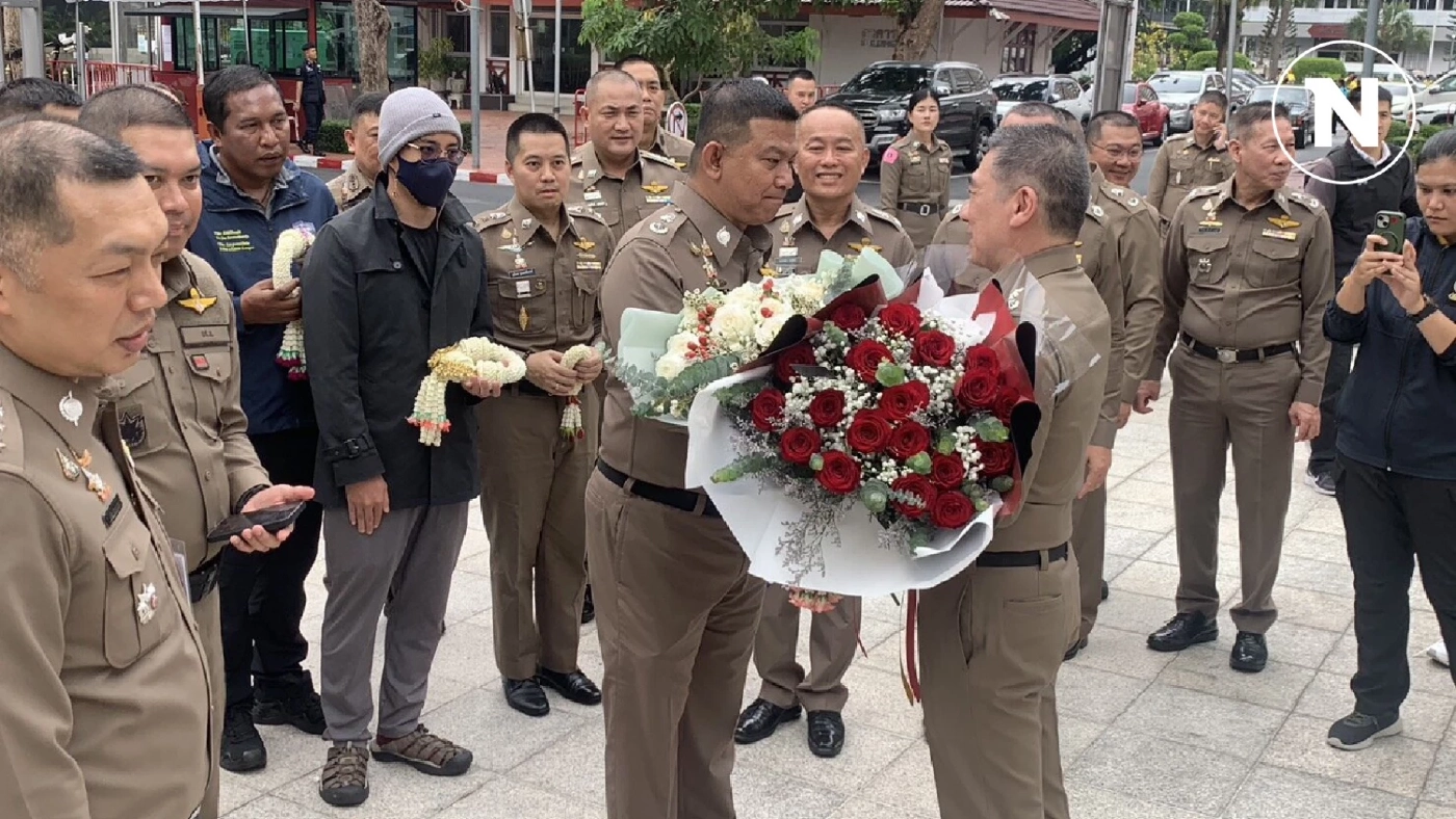 “บิ๊กจ๋อ”มอบพวงมาลัย-ดอกไม้ส่ง“บิ๊กเจ้า”เออลี่รีไทร์