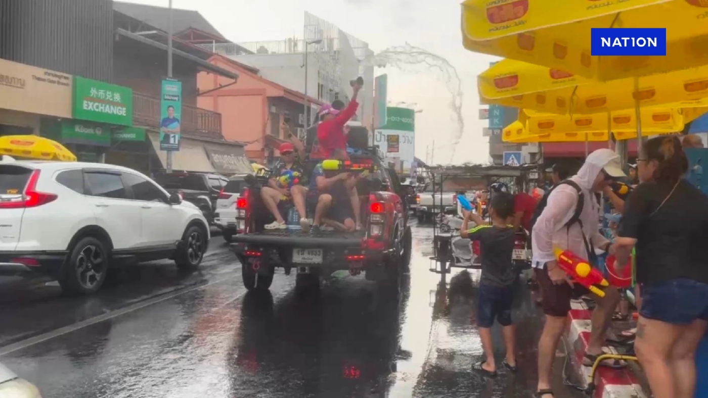 สงกรานต์เชียงใหม่คึกคัก คูเมืองแน่น นทท.เริ่มสาดน้ำกันแล้ว