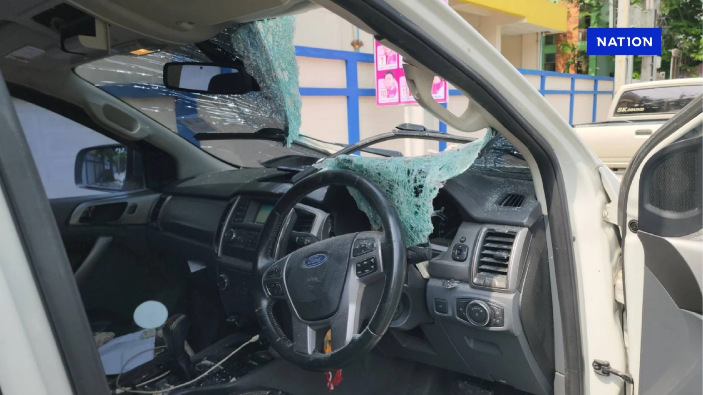 พระราม 2 อีกแล้ว ก้อนปูนขนาดใหญ่ตกใส่รถกระบะ ทะลุกระจกพังยับ พระราม 2 อีกแล้ว ก้อนปูนขนาดใหญ่ตกใส่รถกระบะ ทะลุกระจกพังยับ